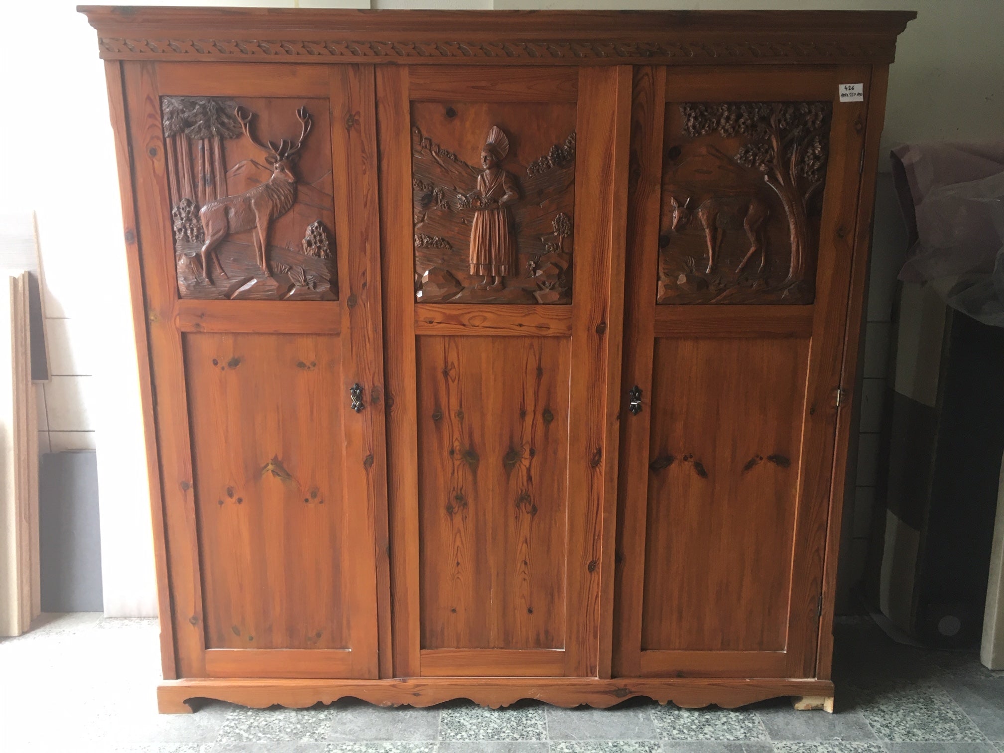 1426. Kleiderschrank alter Holzschrank mit Schnitzerei